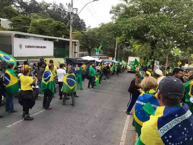 Bolsonaristas em frente  sede da 4 Regio Militar