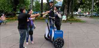 Funcionrios de museus, Pedro e Raquel usam o segway para divulgar as atraes(foto: ngelo Pettinati/Esp.EM/D.A Press)