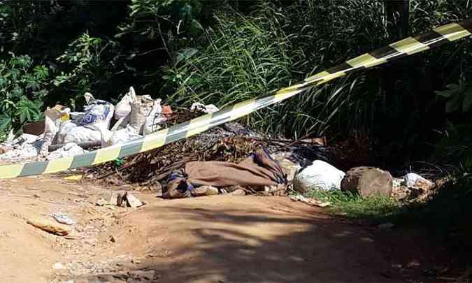 Corpo foi encontrado em lote vago no Bairro Buritis, na Regio Oeste, nesta quarta-feira(foto: Edsio Ferreira/EM/DA Press)