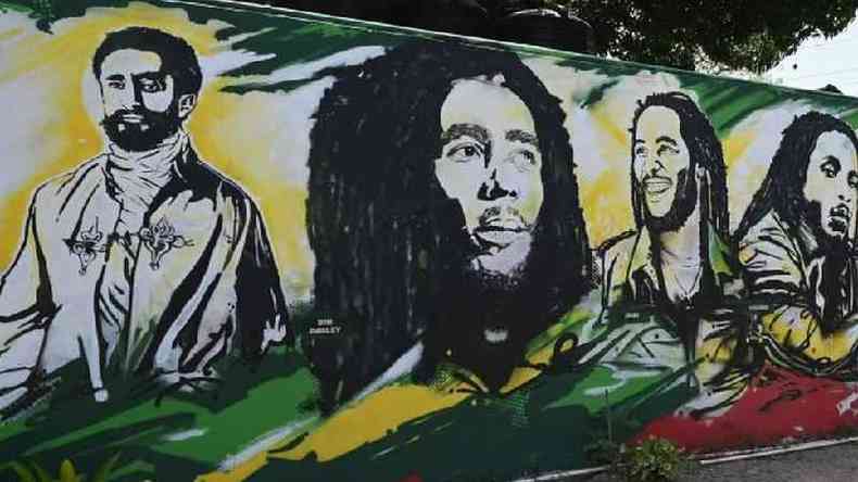 Cristo, Haile Selassie ( esquerda) negou que fosse imortal, mas continua sendo adorado pelos rastafris