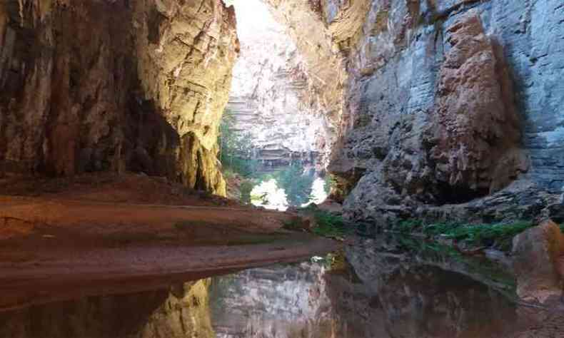 Entre as 140 cavernas do Peruau, a maior  a Gruta do Janelo, com 4,7 quilmetros de extenso e altura de 100 metros