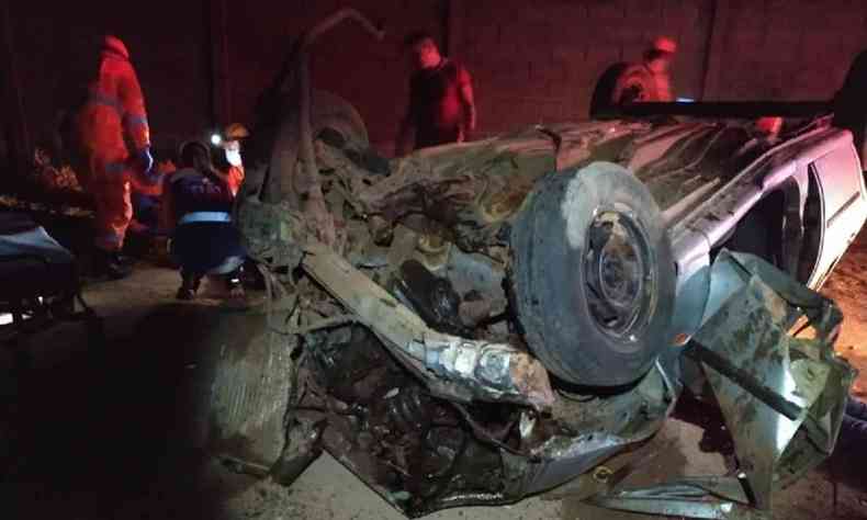 carro destrudo aps capotamento fatal na MG-497