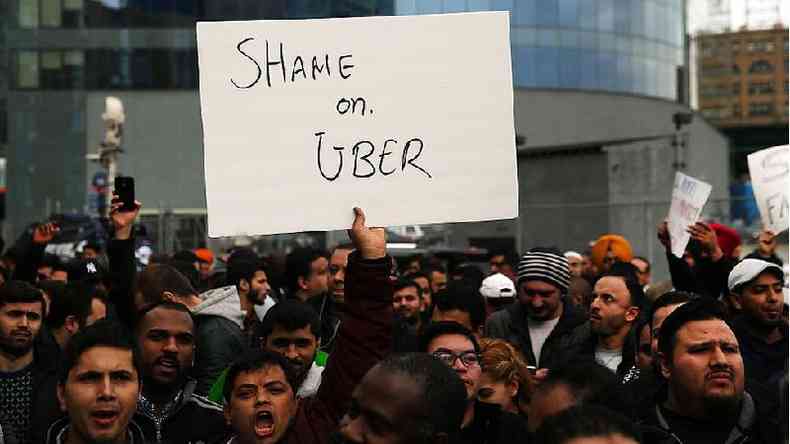 'Vergonha, Uber', diz um cartaz em protesto de motoristas em Nova York(foto: Getty Images)