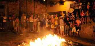 Na Vila So Lucas, moradores queimaram caixotes revoltados com operao policial(foto: Tlio Santos/EM/D.A Press )