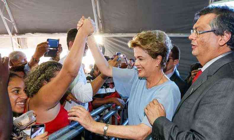 Presidenta Dilma Rousseff cumprimenta populares, durante cerimnia de entrega de moradias do programa Minha casa, minha vida, em So Lus, no Maranho(foto: Roberto Stuckert Filho/PR)