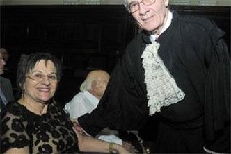 Maria da Penha � homenageada com a medalha do M�rito Judici�rio pelo presidente do TJPE, Leopoldo Raposo(foto: Divulga��o TJPE/Alesson Freitas )