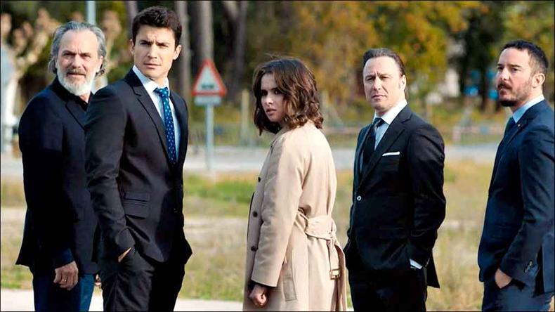 Nemo Bandeira, vivido por José Coronado (1º E), tem a missão de achar seu sucessor em uma família desajustada(foto: FOTOS: NETFLIX/DIVULGAÇÃO) Nemo Bandeira, vivido por José Coronado (1º E), tem a missão de achar seu sucessor em uma família desajustada(foto: FOTOS: NETFLIX/DIVULGAÇÃO)
