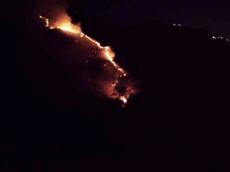 Segundo Bombeiros, o fogo no chegou  Serra do Curral(foto: CBMMG)