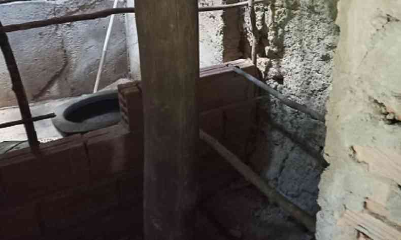 Banheiro de uma das casas encontradas no stio de So Joaquim de Bica. Ficava dentro de um nico cmodo