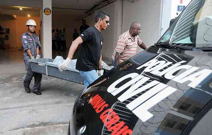 Corpo foi resgatado pelos Bombeiros e encaminhados para o IML de BH(foto: Marcos Vieira/EM/D.A.Press)