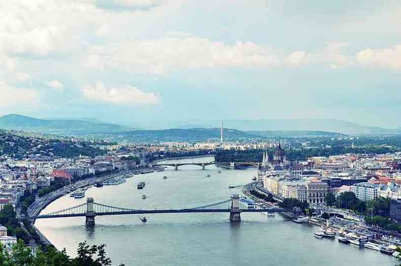 O imponente Rio Danbio abraa Budapeste, deixando uma atmosfera de mistrio entre os dois lados(foto: Elizabeth Colares/EM/D.A Press)
