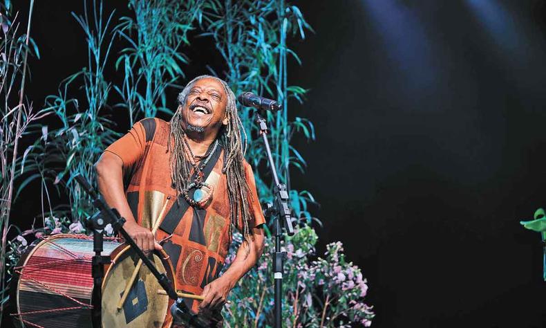 Maurício Tizumba anuncia 'lindo cortejo' no feriado (foto: Tomás Bodolay/Divulgação) Mauricio Tizumba toca tambor percussivo