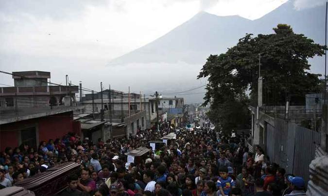 População participa de enterro coletivo das vítimas em Alotenango, cidade da localidade de Sacatepequez, no Oeste da Guatemala, uma das regiões mais atingidas pela erupção(foto: JOHAN ORDONEZ / AFP) População participa de enterro coletivo das vítimas em Alotenango, cidade da localidade de Sacatepequez, no Oeste da Guatemala, uma das regiões mais atingidas pela erupção(foto: JOHAN ORDONEZ / AFP)