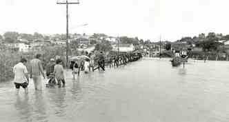 1979 Águas do Córrego Vilarinho alagam vários bairros na Região de Venda Nova(foto: Celso Homem/EM/D.A Press)