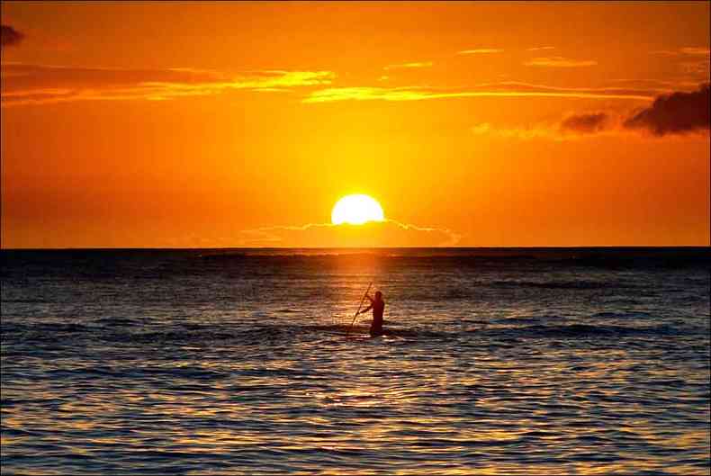 De origem havaiana, a prtica de stand up paddle se espalhou para o mundo(foto: Jewel SAMAD/AFP )