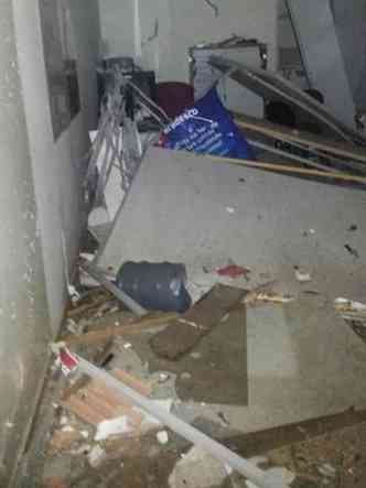 Dentro do banco, a ao dos bandidos deixou um rastro de destruio (foto: Polcia Militar/ Divulgao )