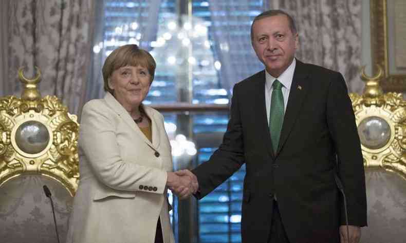 Em uma curta visita de algumas horas, Merkel se reuniu com o premi turco, Ahmed Davutoglu(foto: AFP PHOTO /POOL / TOLGA BOZOGLU )
