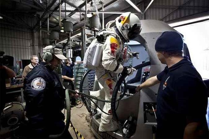 Paraquedista faz teste usando roupa projetada para o salto em que pretende quebrar a barreira do som(foto: Divulga��o/RedBull)