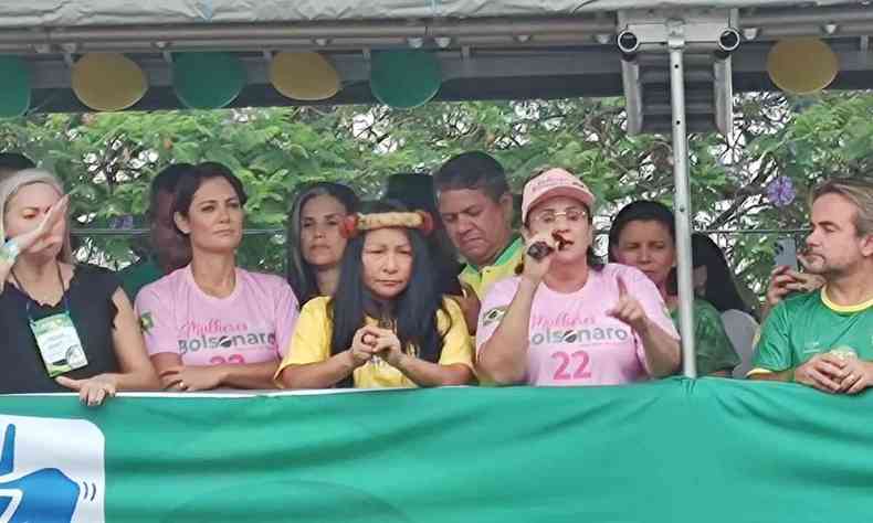 Damares Alves, Michelle Bolsonaro, Eros Biondini em plpito verde e amarelo