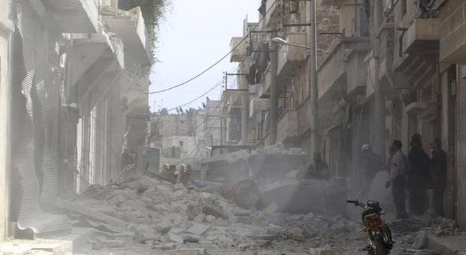 Bairro residencial em Aleppo, no norte do país, é atingido por ataque aéreo, que fontes dizem ser de autoria das forças leais ao presidente Bashar al-Assad(foto: Mahmoud Hebbo/Reuters) Bairro residencial em Aleppo, no norte do país, é atingido por ataque aéreo, que fontes dizem ser de autoria das forças leais ao presidente Bashar al-Assad(foto: Mahmoud Hebbo/Reuters)