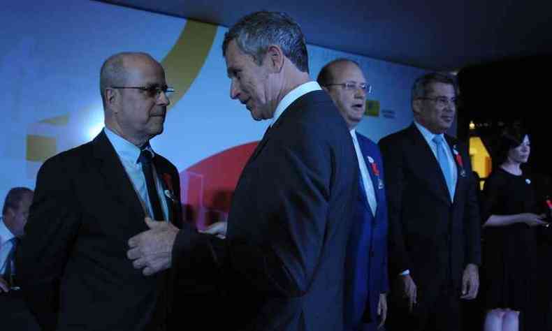 O jornalista Gustavo Werneck, do Estado de Minas, recebeu sua medalha das mos do Procurador de Justia Jackson Rafael Campomizzi(foto: Tlio Santos/EM/D.A Press Brasil)