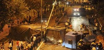 Carreta tombou na rodovia, arrastou carros, provocou a morte de trs pessoas e deixou rastro de destruio na Avenida Nossa Senhora do Carmo(foto: Leandro Couri/EM/D.A.Press)
