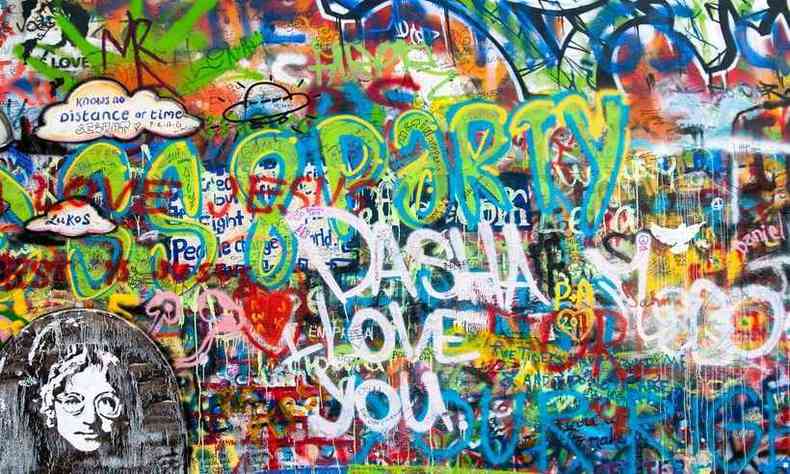 John Lennon inspira artistas e pessoas comuns a grafitar um muro com mensagens de amor e paz(foto: Richard Eisenmenger/Pixabay)