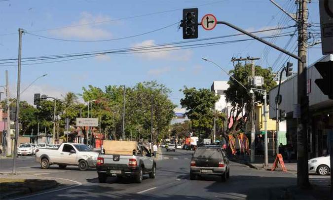 Reflexos do crime que expõe motoristas e pedestres a riscos diários: equipes dão prioridade a locais de maior movimentação, enquanto muitos outros ficam sinalizados apenas com as velhas placas de 'Pare' (foto: Paulo Filgueiras/EM/DA Press) Reflexos do crime que expõe motoristas e pedestres a riscos diários: equipes dão prioridade a locais de maior movimentação, enquanto muitos outros ficam sinalizados apenas com as velhas placas de 'Pare' (foto: Paulo Filgueiras/EM/DA Press)