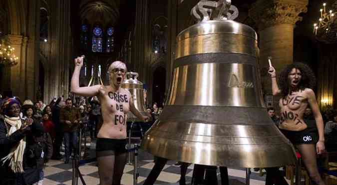 Feministas invadiram Notre Dame para comemorar a sada de Bento XVI(foto: JOEL SAGET / AFP)