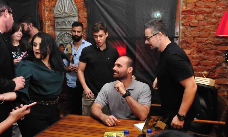 Nikolas esteve presente em evento de lançamento de livro sobre Jair Bolsonaro escrito por Eduardo, filho do ex-presidente(foto: Marcos Vieira/EM/D.A. Press) Nikolas Ferreira e Eduardo Bolsonaro em Belo Horizonte