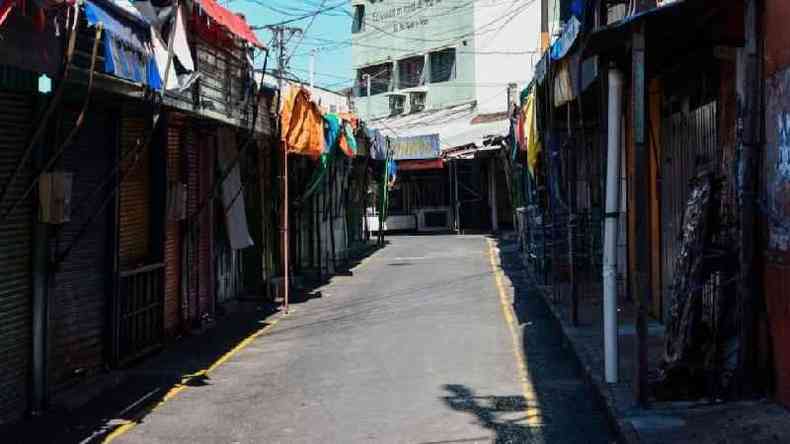 Muitas ruas da capital paraguaia, Assuno, ficaram desertas depois que quarentena foi decretada