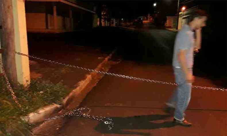 Criminosos usaram correntes para fechar ruas do entorno da empresa(foto: Reproduo internet/WhatsApp)