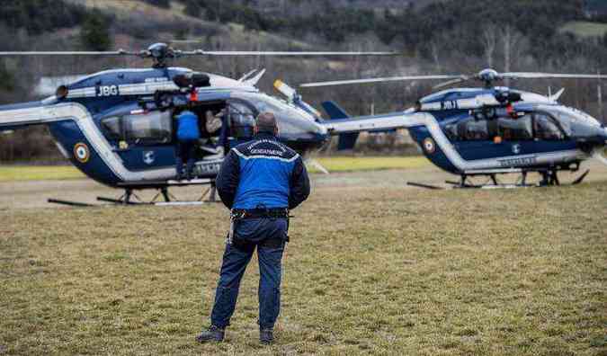 A forma mais rpida de chegar ao local de difcil acesso da tragdia  por helicpteros (foto: AFP PHOTO / JEFF PACHOUD )