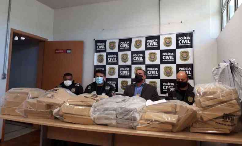 Policiais descobriram que a droga seria entregue a trs homens, sendo que dois deles foram presos em flagrante(foto: PC/Divulgao)