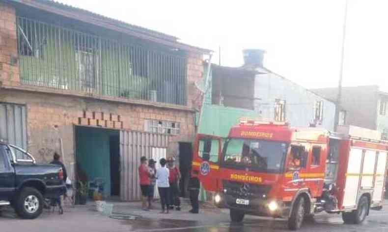 Bombeiros deslocaram caminho para apagar incndio em casa, no Bairro Calafate, Oeste de BH(foto: Reproduo/WhatsApp)
