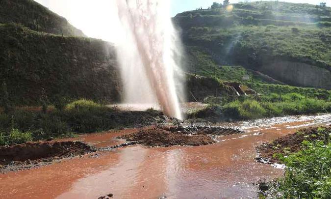 A tubulação do mineroduto Minas-Rio se rompeu no dia 12, jorrando minério de ferro e água(foto: Nucleo de Crimes Ambientais do MPMG/Divulgacao) A tubulação do mineroduto Minas-Rio se rompeu no dia 12, jorrando minério de ferro e água(foto: Nucleo de Crimes Ambientais do MPMG/Divulgacao)
