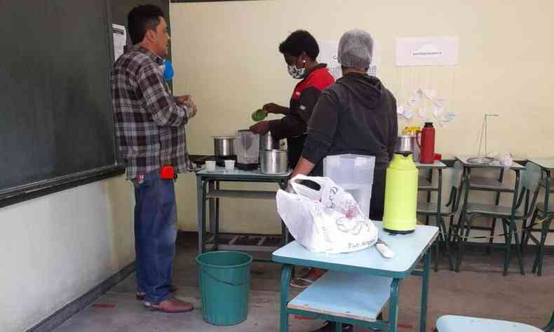 A cozinha da Escola Municipal Arthur Contagem Vilaa, de Itana, foi improvisada em uma sala de aula(foto: Gabinete vereadora Ednia Alcntara / Divulgao)