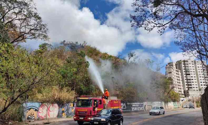 Imagem dos bombeiros apagando o incndio no Sion