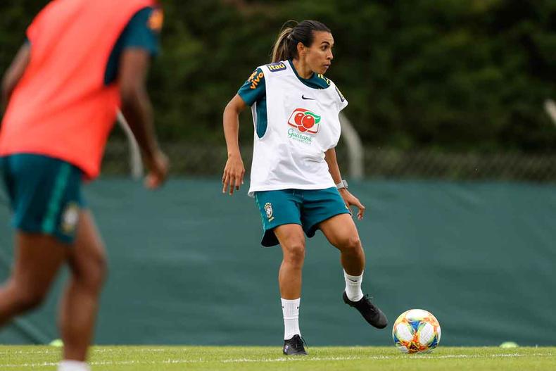 Marta e algumas outras futebolistas do seu quilate ganham muito bem e estão independentes financeiramente, mas, se comparado com o salário dos homens, a quantia é ínfima.(foto: Roger Bambuck/ Assessoria / CBF) Marta e algumas outras futebolistas do seu quilate ganham muito bem e estão independentes financeiramente, mas, se comparado com o salário dos homens, a quantia é ínfima.