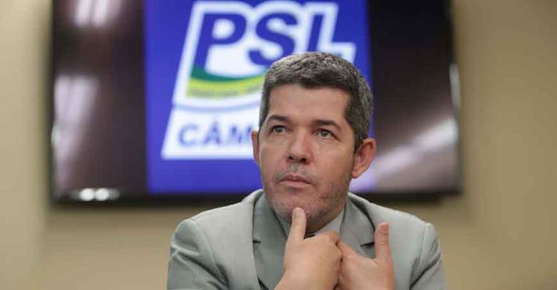 ''Eu vou implodir o presidente. (%u2026) Acabou, cara. Eu sou o cara mais fiel a esse vagabundo. Eu andei no sol em 246 cidades para defender o nome desse vagabundo%u2019'' ''É uma fala num momento de emoção, né? Nós somos Bolsonaro. Nós somos que nem mulher traída. Apanha, não é? Mas mesmo assim ela volta ao aconchego'' ''Eu vou implodir o presidente. (%u2026) Acabou, cara. Eu sou o cara mais fiel a esse vagabundo. Eu andei no sol em 246 cidades para defender o nome desse vagabundo%u2019'' ''É uma fala num momento de emoção, né? Nós somos Bolsonaro. Nós somos que nem mulher traída. Apanha, não é? Mas mesmo assim ela volta ao aconchego''