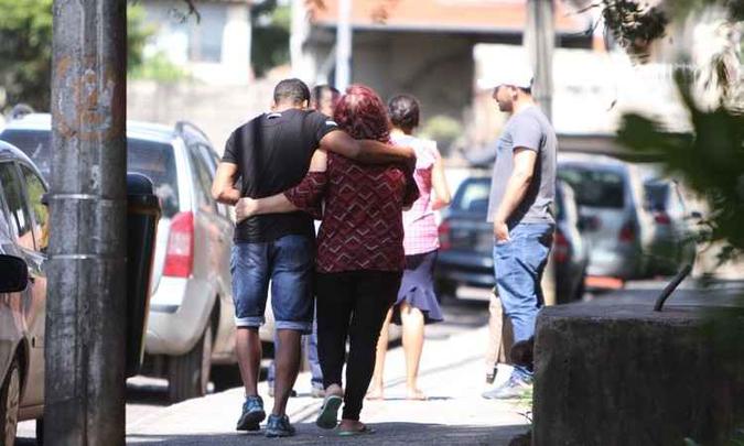 Familiares de Thais Soares Morais, de 25 anos, compareceram ao IML para liberar o corpo da jovem e saíram muito abalados(foto: Edésio Ferreira/EM/D.A PRESS) Familiares de Thais Soares Morais, de 25 anos, compareceram ao IML para liberar o corpo da jovem e saíram muito abalados(foto: Edésio Ferreira/EM/D.A PRESS)