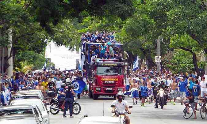 Jogadores do Cruzeiro seguiram para o Mineiro em carro aberto(foto: Gladyston Rodrigues/EM/D.A.Press)