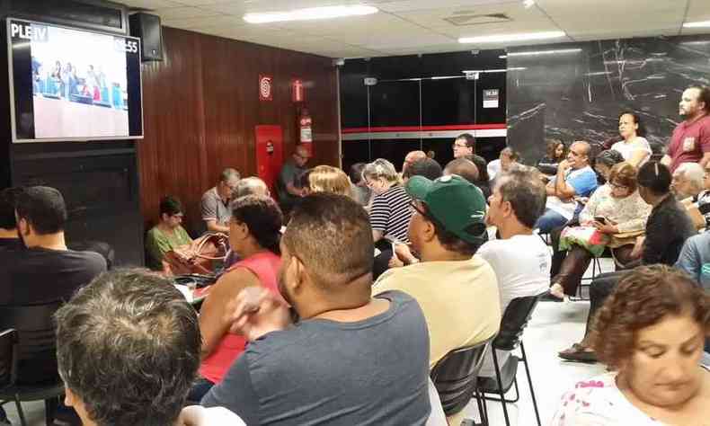 Os servidores da educao da rede estadual esto em greve desde a ltima tera-feira (foto: Paulo Filgueiras/EM/D. A. Press )