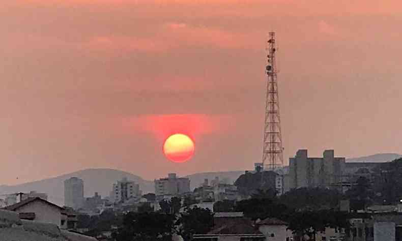Sol avermelhado foi visto na manh desta sexta-feira por causa de poluio(foto: Sarah de Paula/Esp. EM/Divulgao)