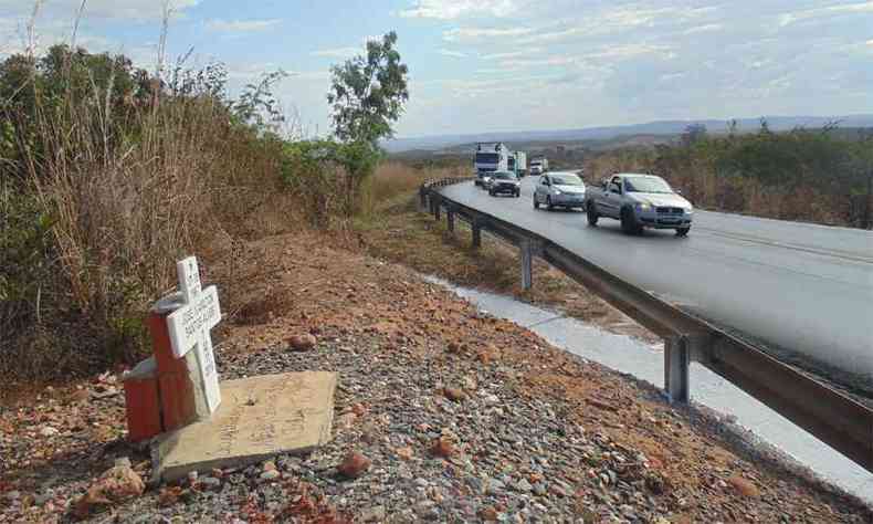 Marca da dor: cruz lembra morto em acidente na BR-251 perto do trevo de Janaba (foto: Luiz Ribeiro/EM/DA Press)