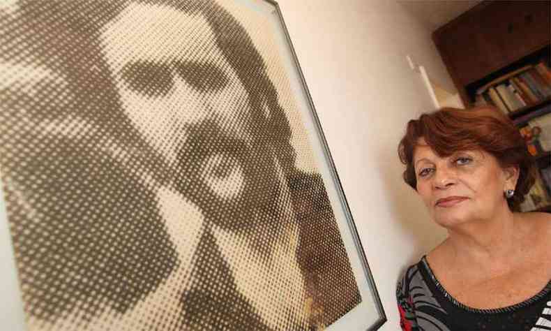 Rosalina Santa Cruz em painel com a foto do irmo Fernando, desaparecido durante a ditadura militar (foto: Reproduo/Facebook)