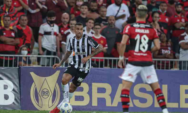 Jogadores de Flamengo e Atltico disputam a bola
