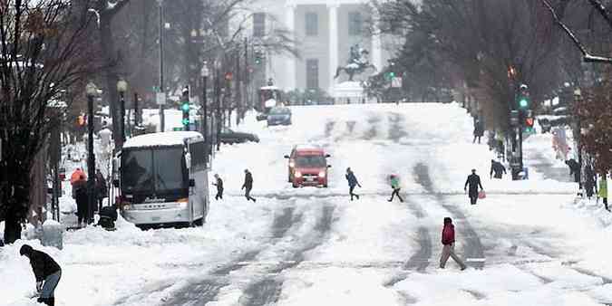 Cobertura de neve toma conta das ruas e avenidas de Washington(foto: AFP Photo/Brendan Smialowski)
