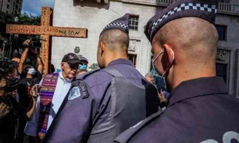 Policiais Militares do Estado de So Paulo abordam o padre Jlio Lancellotti, um homem idoso, durante via-sacra da sexta-feira da Paixo.