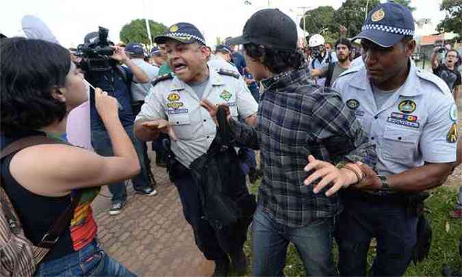 Manifestante  detido pela polcia(foto: AFP PHOTO / Evaristo SA )